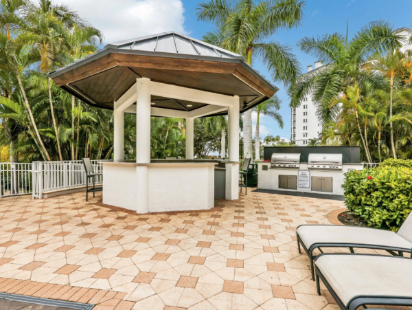 Spacious 3-Bedroom Condo in Naples - Renovated Resort-Style Amenities